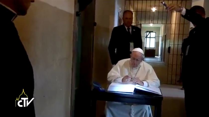 Papa Francisco assina livro de Auschwitz. Frame vídeo CTV