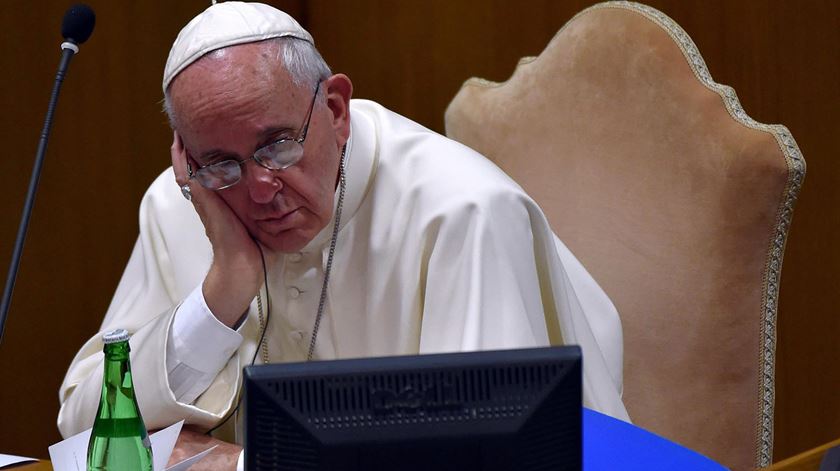 Papa Francisco assiste a uma das sessões do sínodo. Foto: Ettore Ferrari/EPA