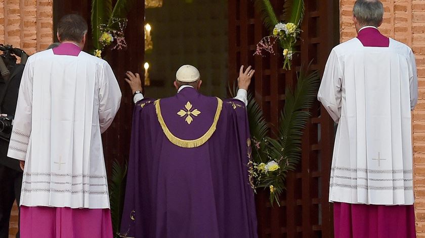 O apelo de Francisco aos que "usam injustamente as armas"