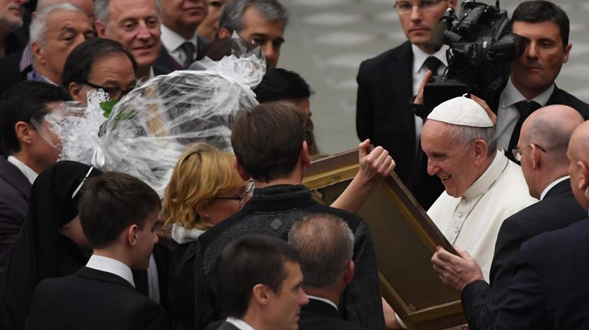 Já pode felicitar o Papa, mas fica avisado: "Na minha terra, dar os parabéns antecipados dá azar!"