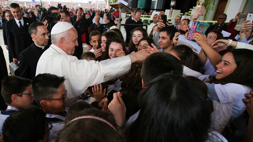 O Papa Francisco saúda jovens em Fátima. Foto: Lusa