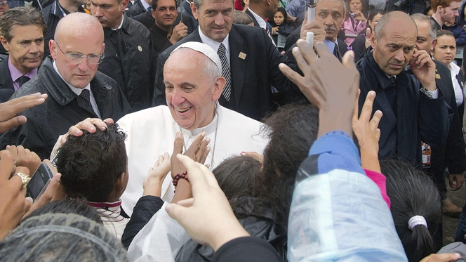 Favela recebe donativo do Papa Francisco