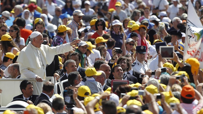 “Sou como vocês. Somos todos iguais”, afirma Francisco