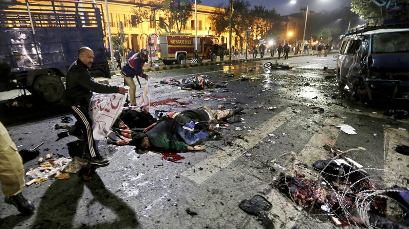 Aparentemente, um bombista suicida que se fez explodir junto a uma carrinha durante uma manifestação. Foto: Rahat Dar/EPA