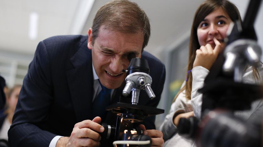 O líder do PSD visitou, esta terça-feira, a Escola Secundária Frei Gonçalo de Azevedo. Foto: Pedro Nunes/Lusa