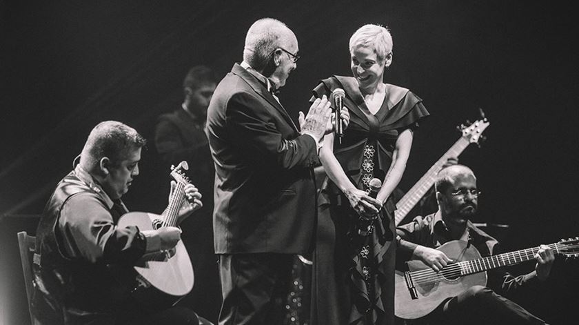 Paulo de Carvalho em palco com Mariza, para quem compõe