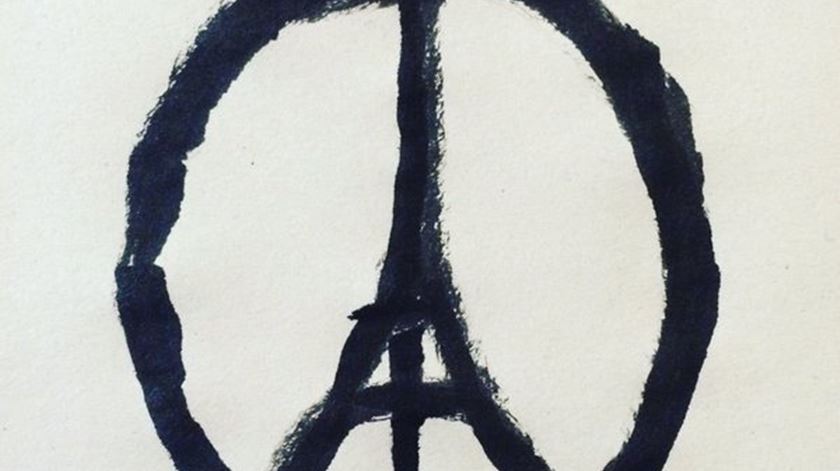 A reacção do artista Bansky aos atentados foi partilhada dezenas de milhar de vezes nas redes sociais. #PeaceForParis #PrayForParis #PorteOuverte foram as hashtags mais utilizadas