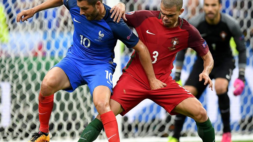 Pepe eleito o melhor jogador da final do Europeu. Foto: EPA