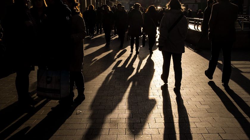 pessoas, multidao, rua, sombras. Foto: Ole Spata/ EPA