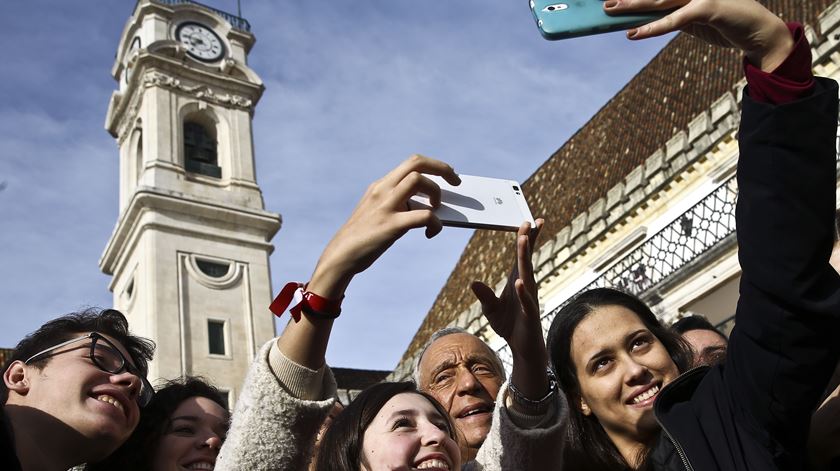 Marcelo tira fotografias acompanhado por alunos da Universidade de Coimbra. Foto: Paulo Novais/ Lusa