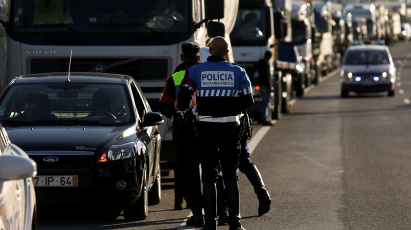 Policia acompanha camiões de suinicultores. Foto: André Kosters/Lusa