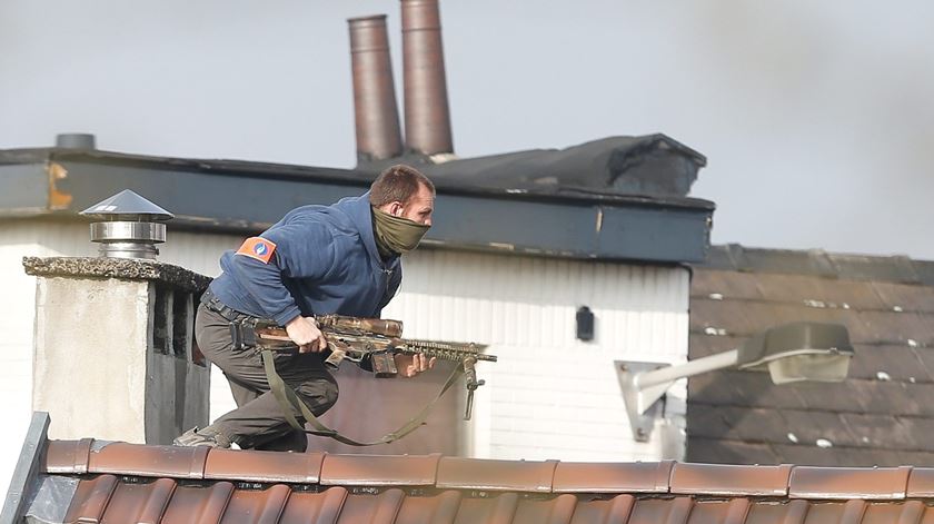 Tiroteio fere polícias em Bruxelas. Suspeitos barricados