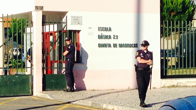 Polícia à porta das escolas em dia de prova de avaliação dos professores