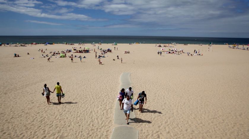 praia carcavelos reportagem cascais