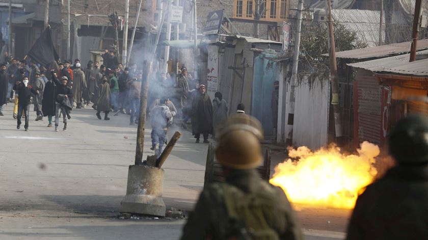 Comunidade xiita em Srinagar, Índia, em confrontos com a polícia durante protesto. Foto: Farooq Khan/EPA