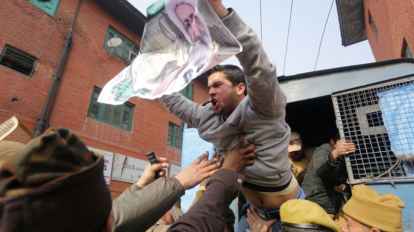 Manifestante detido pela polícia durante protesto contra execução de al-Nimr, Índia. Foto: Farooq Khan/EPA