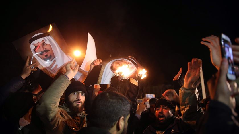 Manifestantes em Teerão queimam fotos da família real saudita. Foto: Mohammad Reza Nadimi/EPA