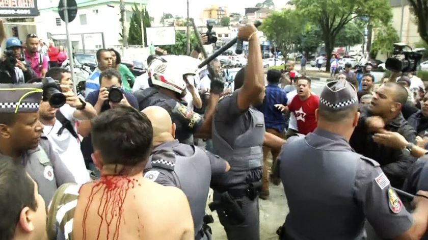 Protesto em frente à casa de Lula da Silva acaba em confrontos