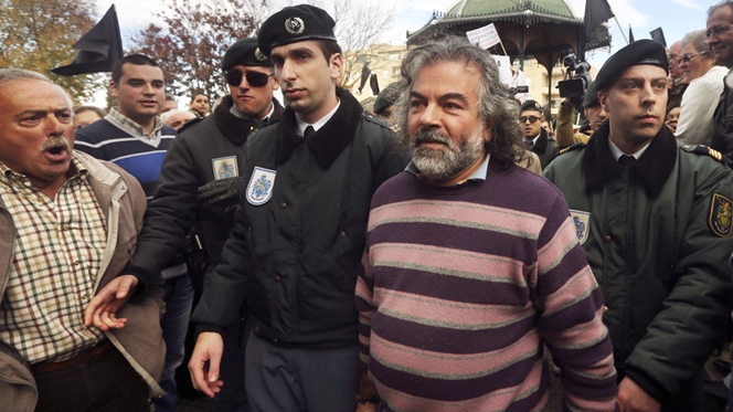 "Isto é um crime público" e as autoridades não fazem nada, critica padre de Canelas