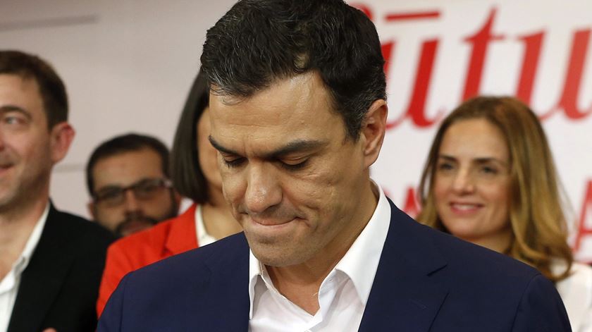  Pedro Sanchez (PSOE) admite a derrota. Foto: JJ Guillen/EPA