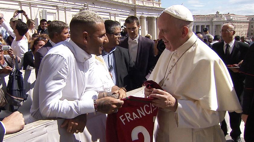Quaresma oferece camisola da selecção ao Papa Francisco