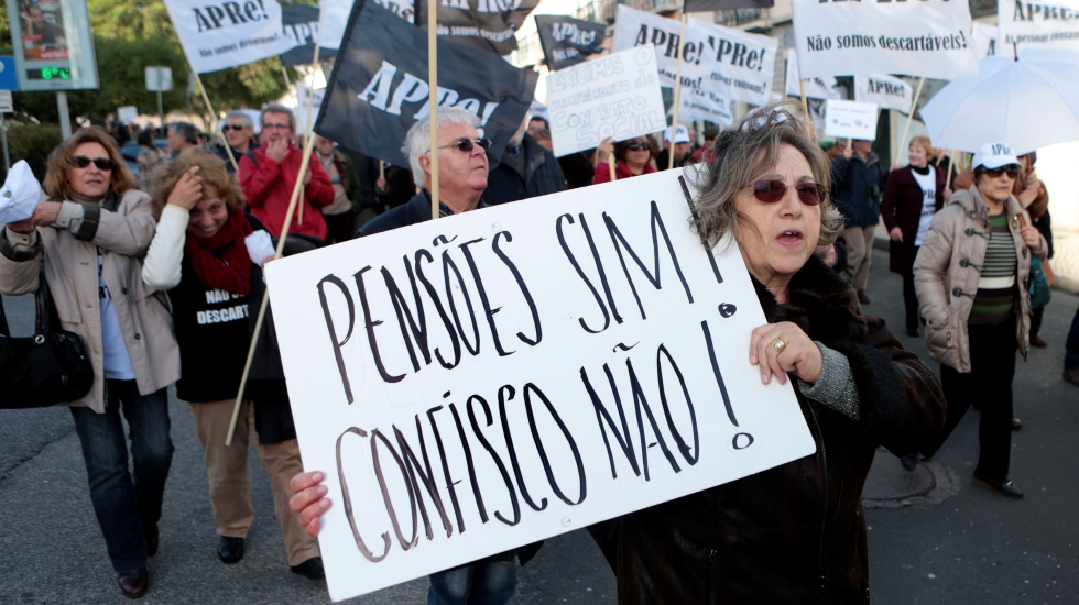 Reformados revoltados mostram “cartão vermelho” ao Governo
