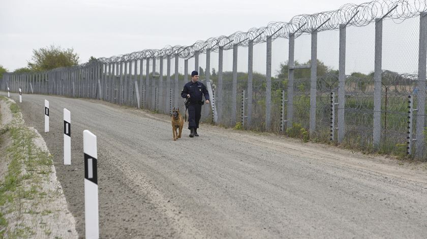 Em 2015 Orbán mandou erguer uma barreira na fronteira com a Sérvia para travar passam de refugiados