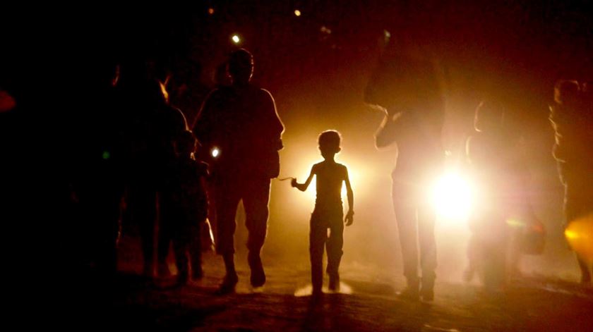 Refugiados na fronteira entre a Sérvia e a Croácia. Foto: Mila Turajlic