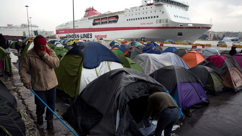 Refugiados no porto de Pireu, perto de Atenas. Foto: Simela Pantzartzi/EPA