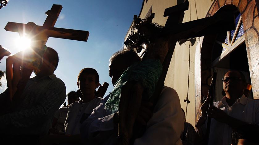 cruz, católicos, sombra. Foto: EPA