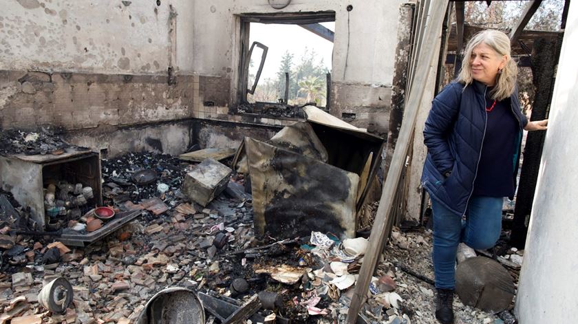 Residente em casa destruída por incêndio em Israel. Foto: Abir Sultan/EPA