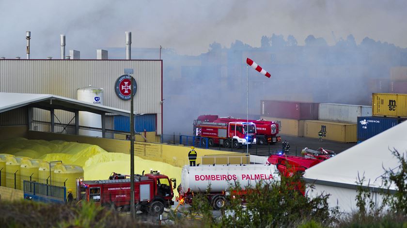 Incêndio lançou dióxido de enxofre para a atmosfera. Foto: Rui Minderico/ Lusa