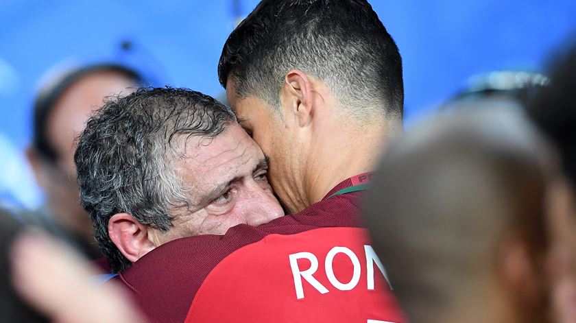 Dois ícones eternos: Fernando Santos e Cristiano Ronaldo. Foto: EPA