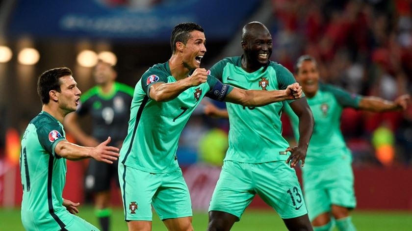 Guy Roux aprecia os fortes laços entre Portugal e França. Foto: uefa.com