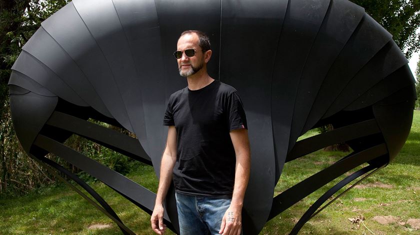 Rui Chafes, em 2012, junto uma obra sua no Parque de Escultura Contemporânea do Almorol. Foto: Paulo Cunha/Lusa