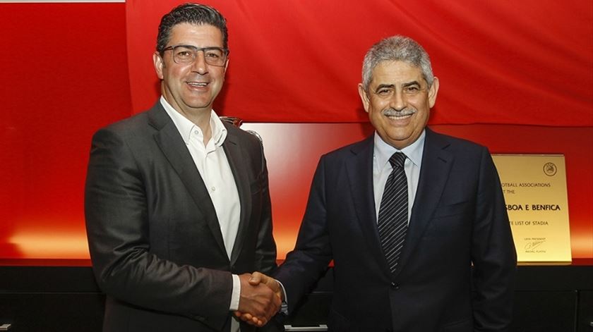 Luís Filipe Vieira dá a mão a Rui Vitória em momento conturbado. Foto: SL Benfica