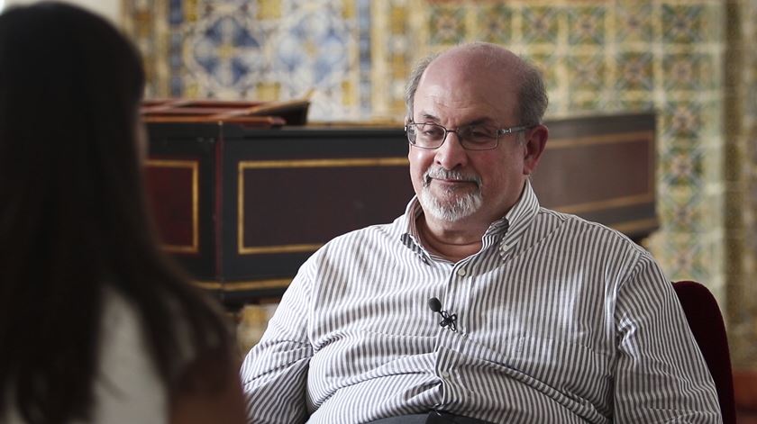 Salman Rushdie e o “mau hábito” de os seus livros se tornarem realidade