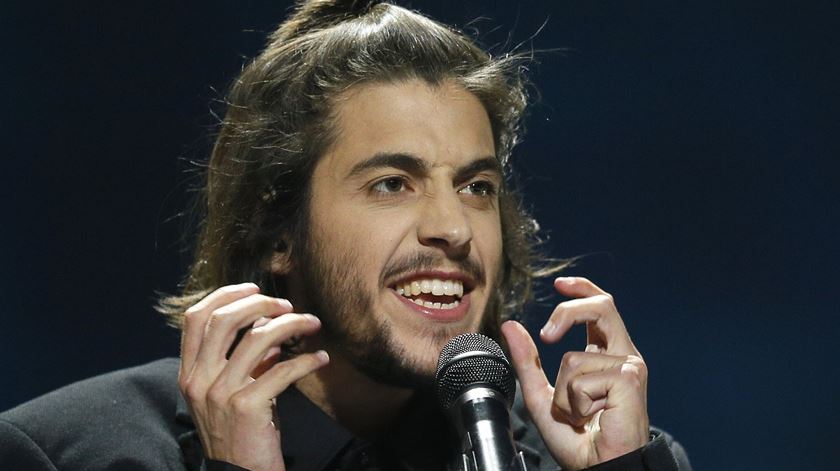 Salvador Sobral canta "Amar Pelos Dois" na semi-final do Festival Eurovisão da Canção. Foto: Sergey Dolzhenko/EPA