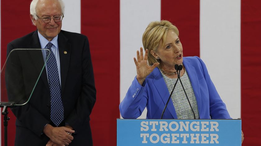 Bernie Sanders e Hillary Clinton. Foto: C. J. Gunther/EPA