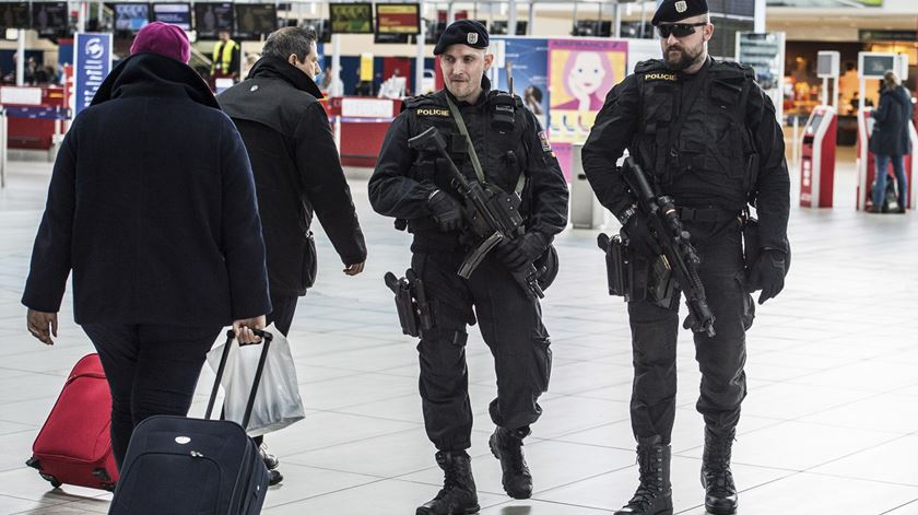 Turistas e militares cruzam caminhos no aeroporto de Praga, na República Checa. Foto: Filip Singer/EPA