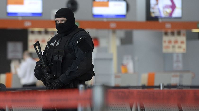 O olhar atento de um militar polaco no aeroporto de Varsóvia. Foto: Bartlomiej Zborowski/EPA