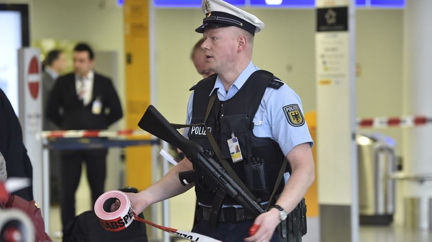 No aeroporto de Frankfurt, na Alemanha. Foto: Boris Roessler/EPA