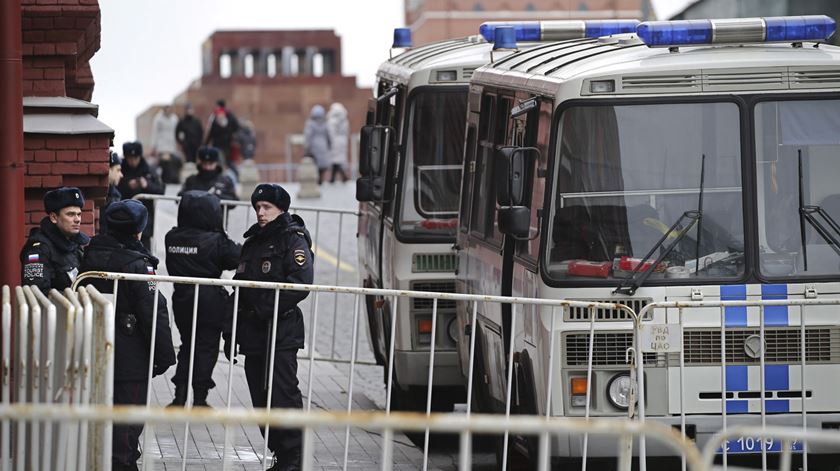 Também na Rússia a segurança foi reforçada. Na imagem, vemos uma entrada para a Praça Vermelha, em Moscovo. Foto: Yuri Kochetkov/EPA