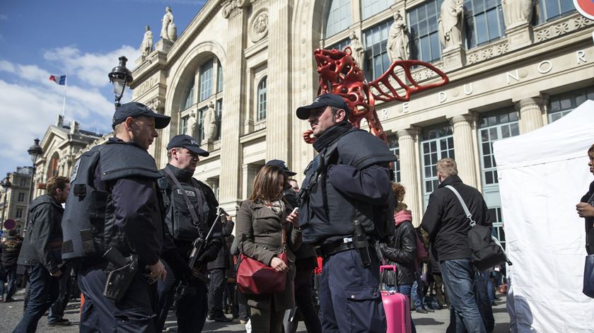 À frente da Gare du Nord, em Paris. Foto: Etienne Laurent/EPA