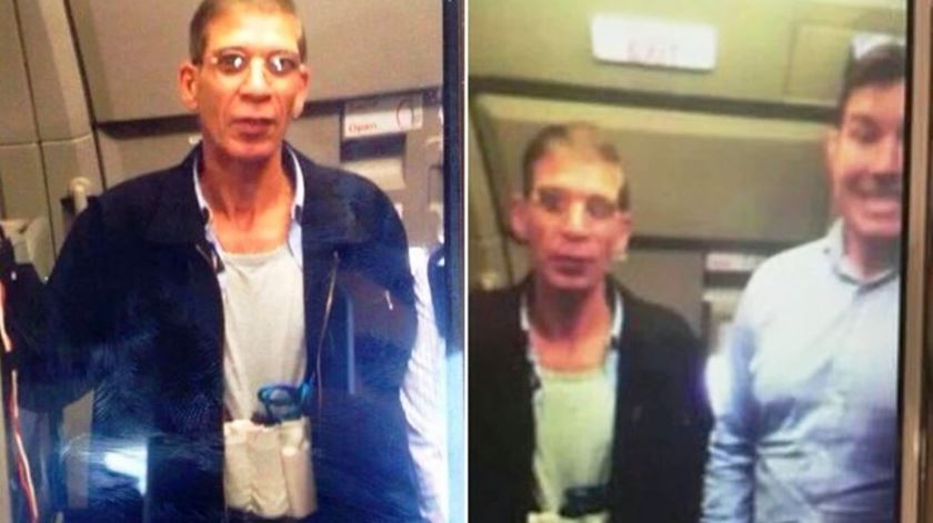 A "selfie" de um passageiro com o sequestrador. Foto: Twitter