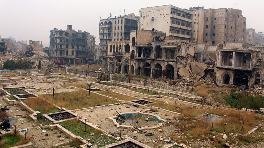 Vista geral dos escombros em torno da mesquita Umayyad, na zona oriental de Alepo. Foto: EPA/STRINGER