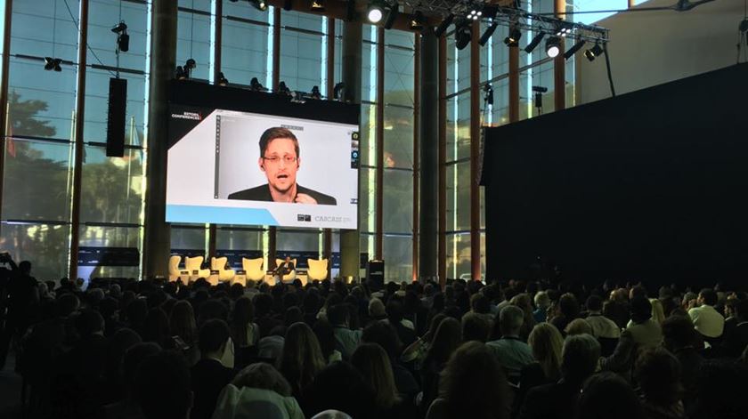 Edward Snowden a falar perante uma plateia cheia nas Conferências do Estoril. Foto: Conferências do Estoril/Facebook