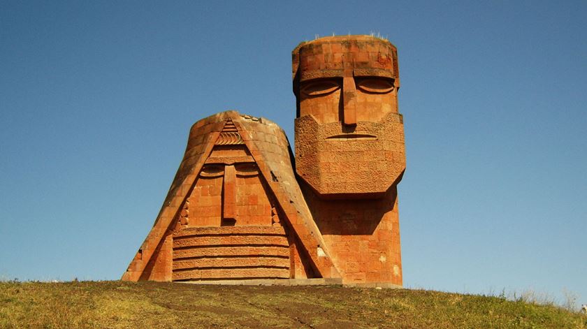Montanhas de Karabakh de olhos postos no Papa
