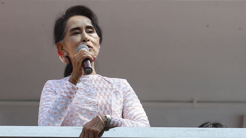 Suu Kyi mostra-se feliz, mas apela à calma. Foto: Lynn Bo Bo/EPA