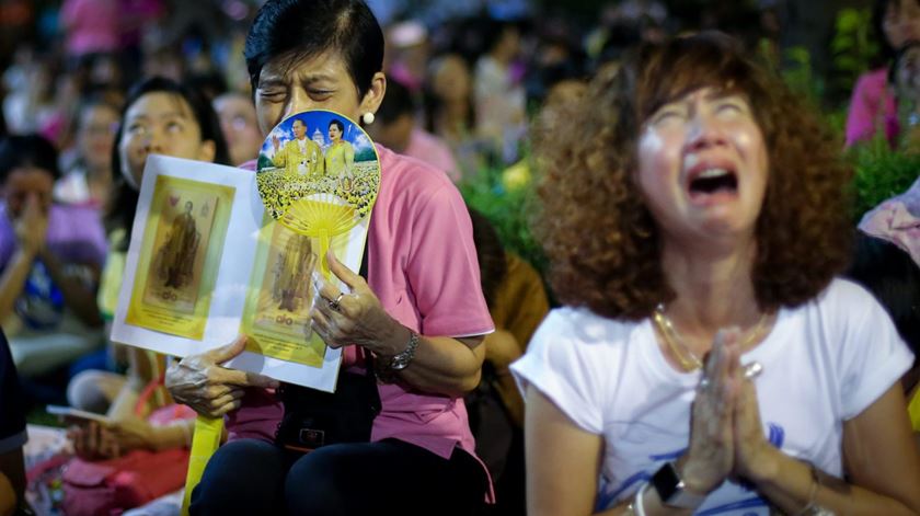Tailandeses choram a morte do Rei Bhumibol. Foto: Diego Azubel/EPA